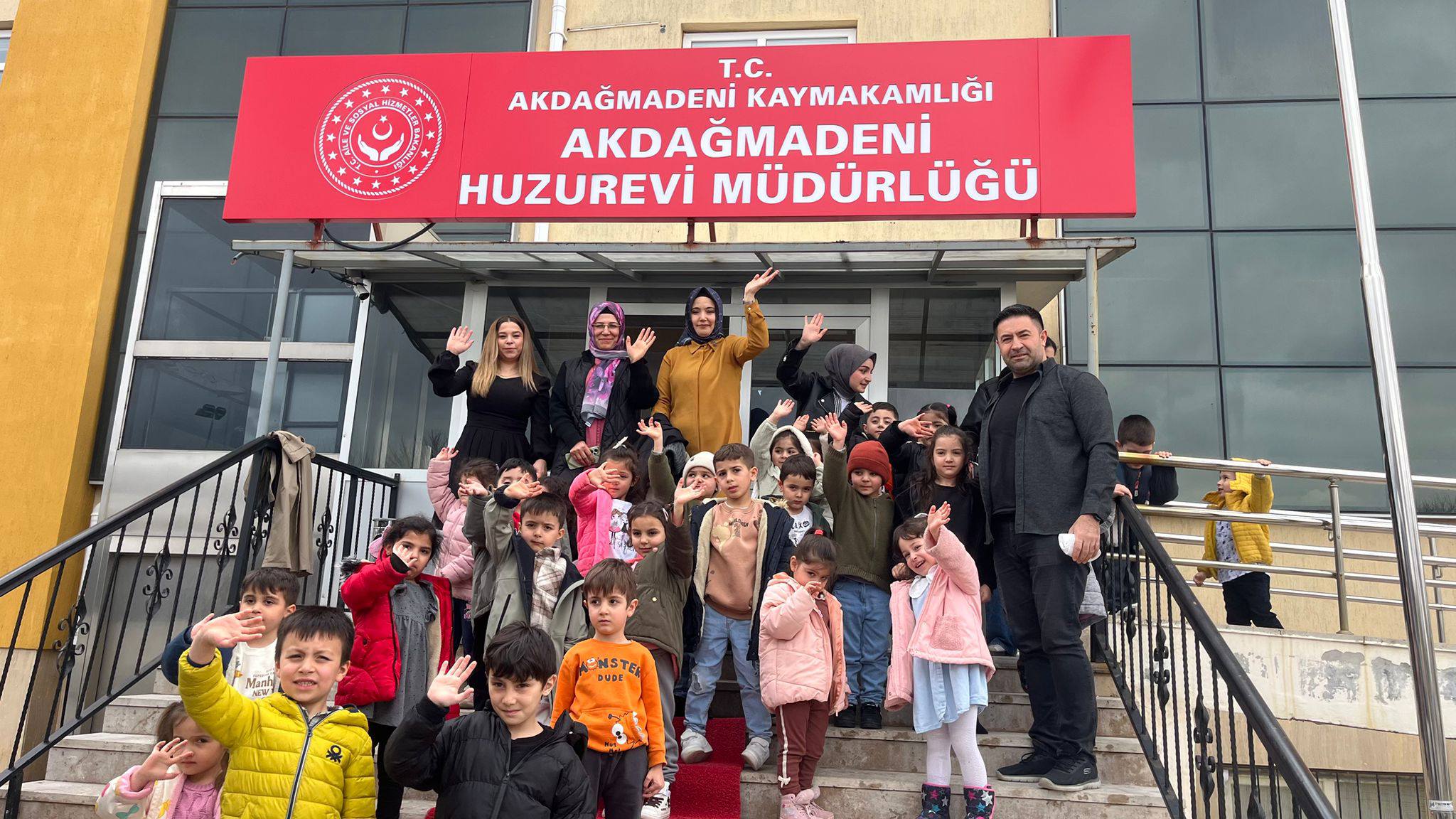 Akdağmadeni’nde Minik Eller Huzurevi Sakinleriyle Bir Araya Geldi
