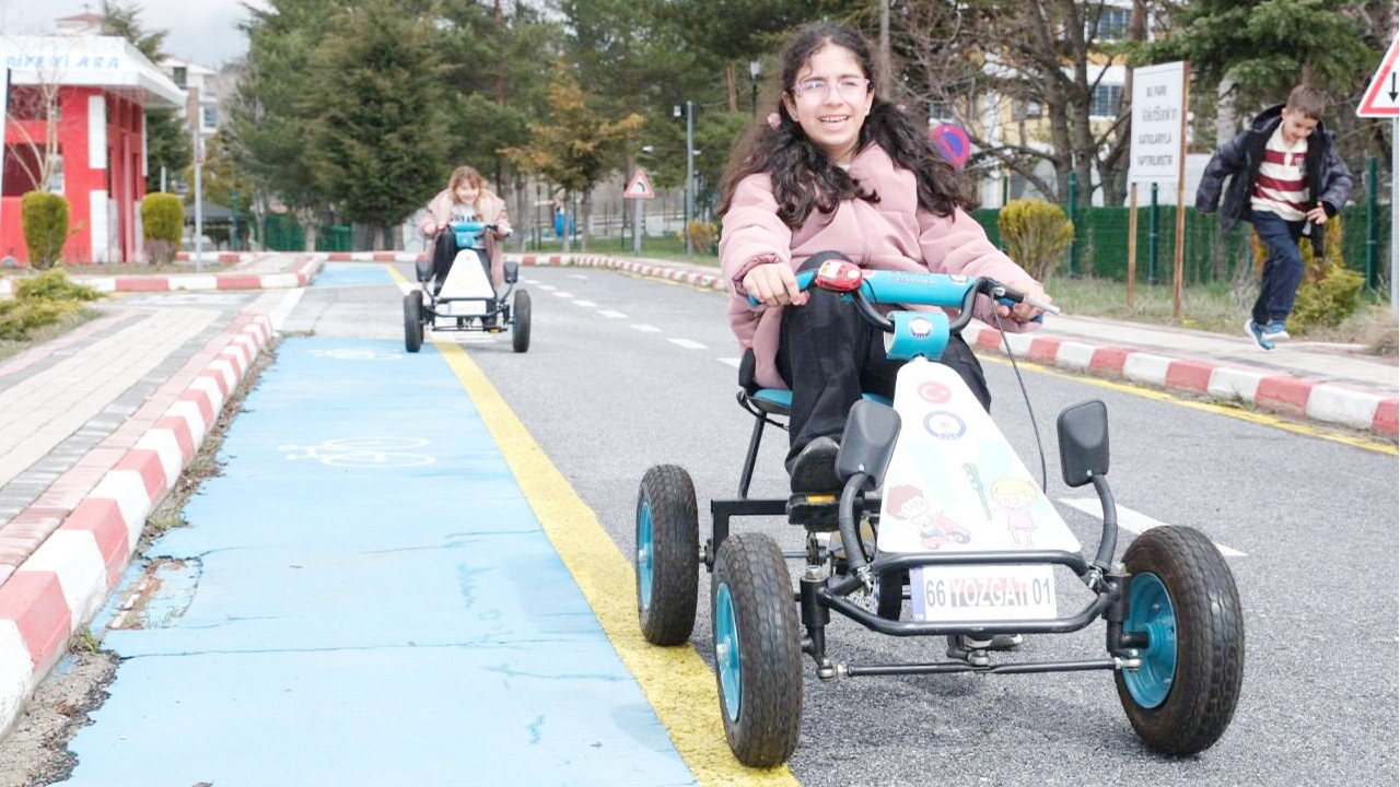 Yozgat’ta Geleceğin Sürücüleri Yetişiyor: Çocuk Trafik Eğitim Parkı’nda Uygulamalı Eğitim
