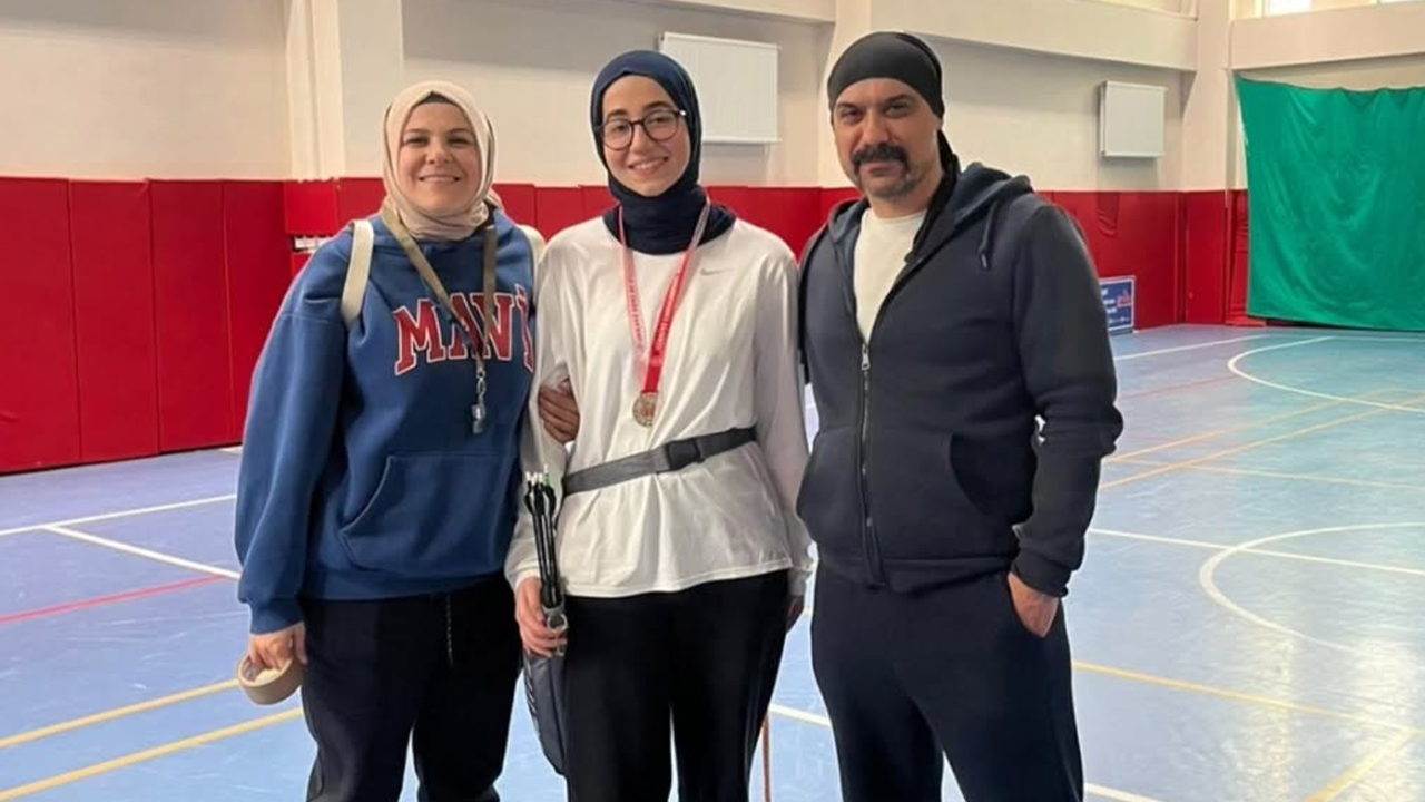 Yozgat Şehitler Fen Lisesi Öğrencisi Esra Çimen Okçulukta İl İkincisi Oldu