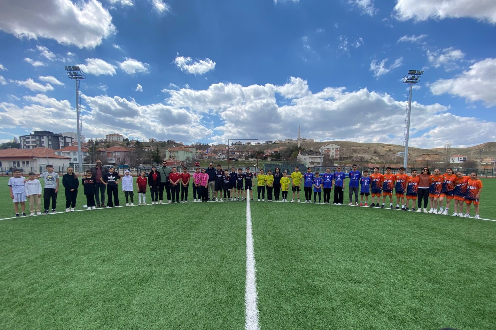 Sarıkaya’da 23 Nisan Turnuvasında Atletizm Heyecanı: Genç Sporcular Madalyaları Topladı