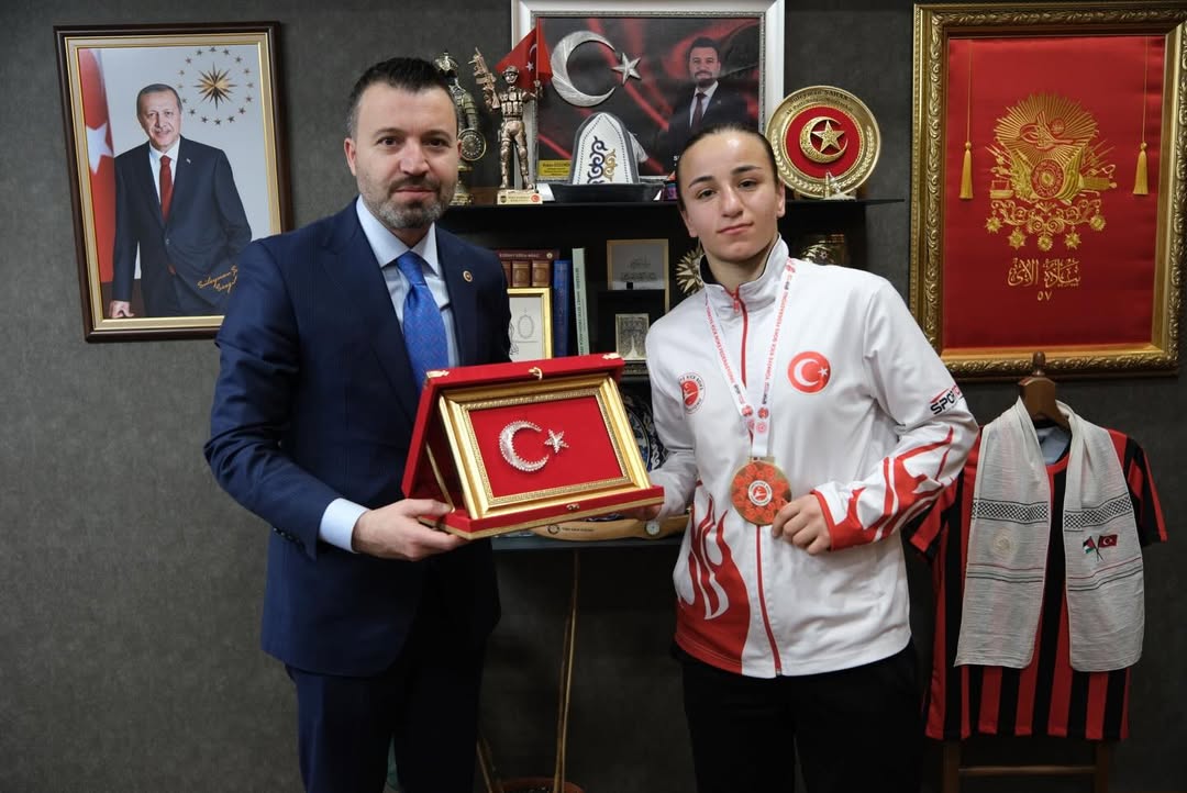 Türkiye Şampiyonu Rabia Karadaş’tan AK Parti Yozgat Milletvekili Süleyman Şahan’a Ziyaret