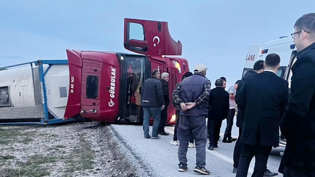 Sorgun’da Tır Kazası: Virajı Alamayan Araç Devrildi, Sürücü Mucize Eseri Kurtuldu