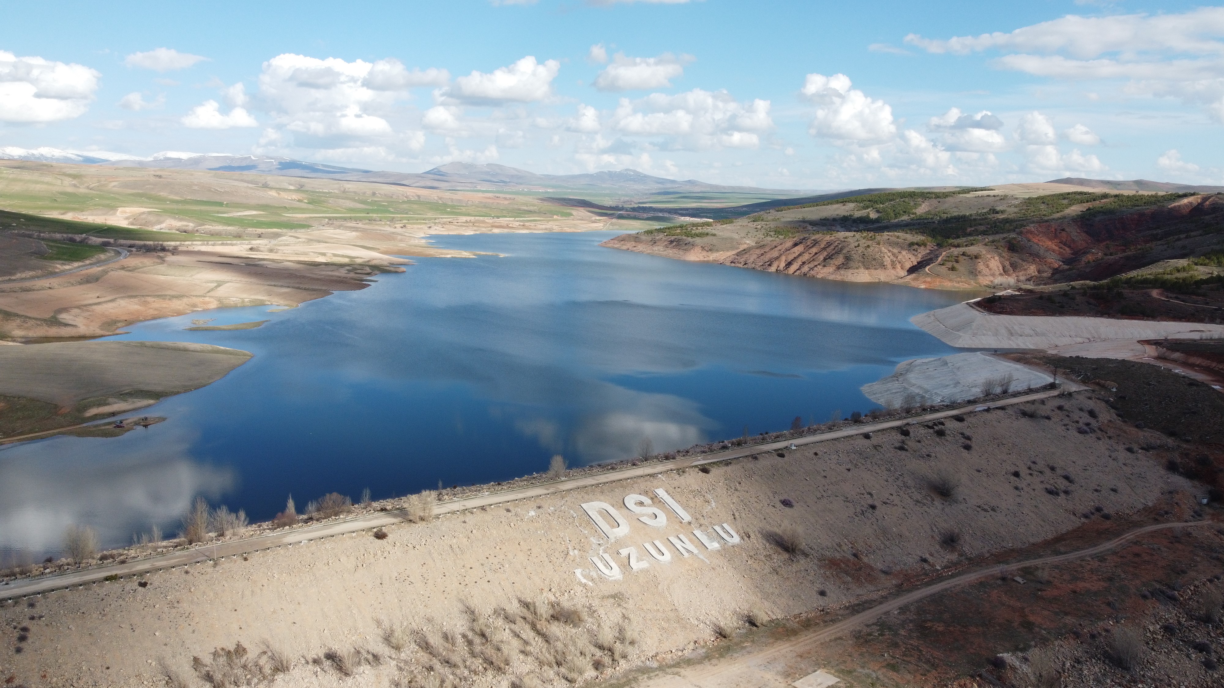 Uzunlu Barajı’nda Su Seviyesi Yükseldi: Dron Görüntüleri Kuraklıktan Yağışa Değişimi Ortaya Koydu