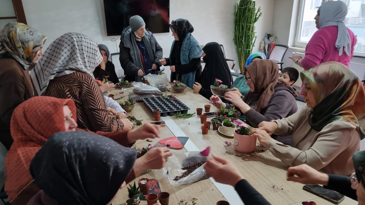 KADEM’den Kadınlara Üretim Desteği: Butik Kaktüs ve Teraryum Eğitimi Düzenlendi