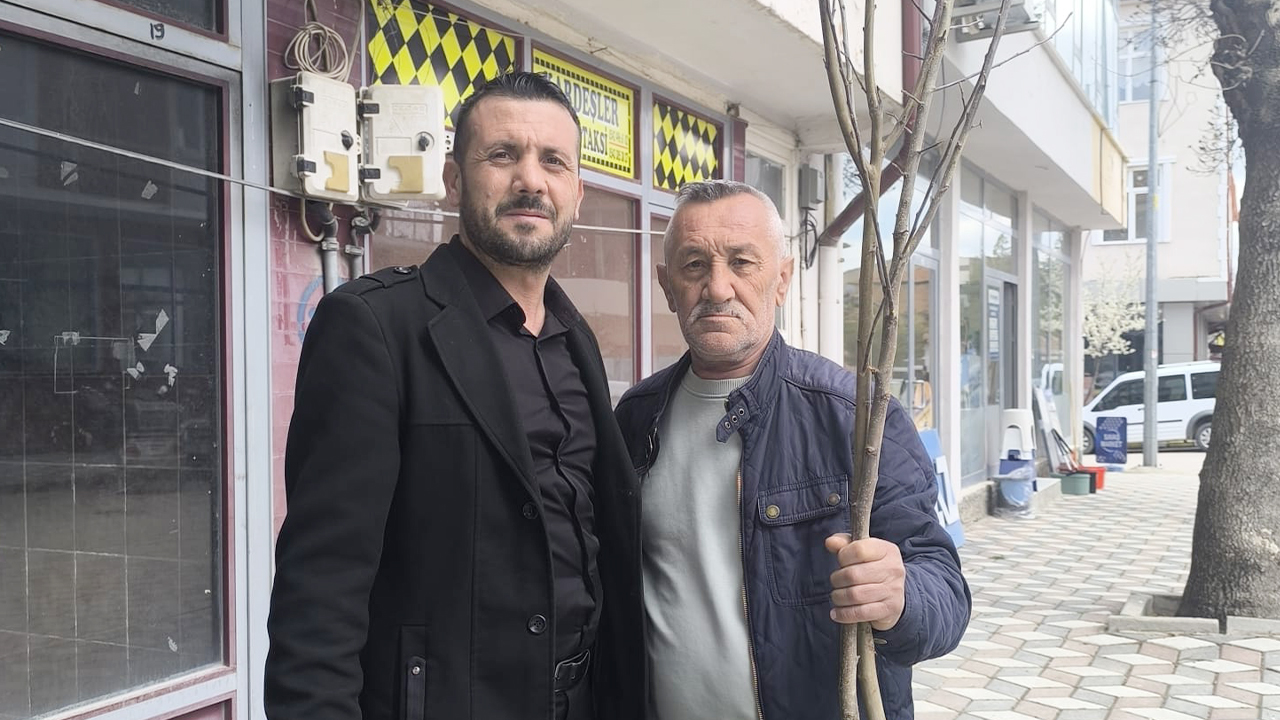 Yenifakılı'da Yeşil Seferberlik: Onlarca fidanı insanlara dağıttı!