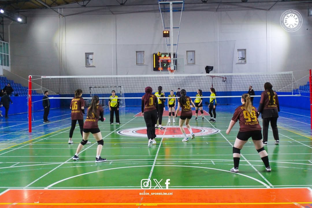 YOBÜ Kadınlar Voleybol Akşam Ligi’nde 3. Hafta Heyecanı: Eğitim ve Fen Edebiyat Kazandı