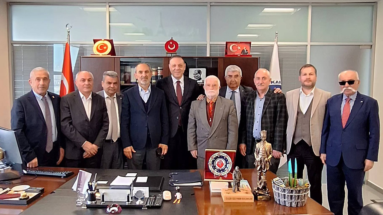 Yozgatlılar Vakfı’ndan ABB Personel Daire Başkanı Kılıçarslan’a Ziyaret: Çini Plaket Takdim Edildi