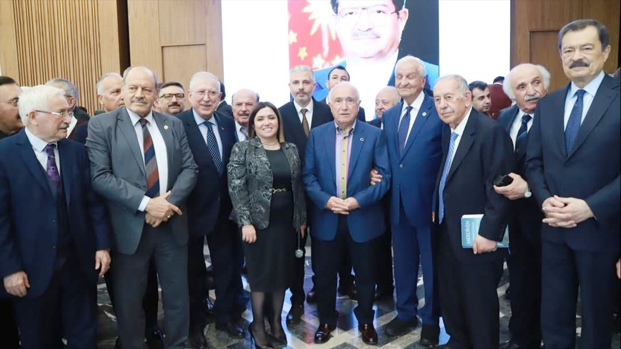 Turgut Özal’ı anma programında iki Yozgatlı bir araya geldi