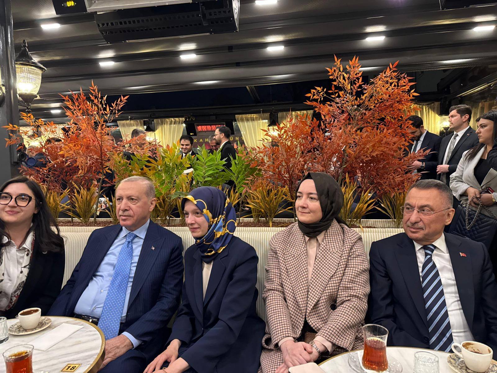 Cumhurbaşkanı Recep Tayyip Erdoğan gençlerle buluştu: Fuat Oktay da eşlik etti