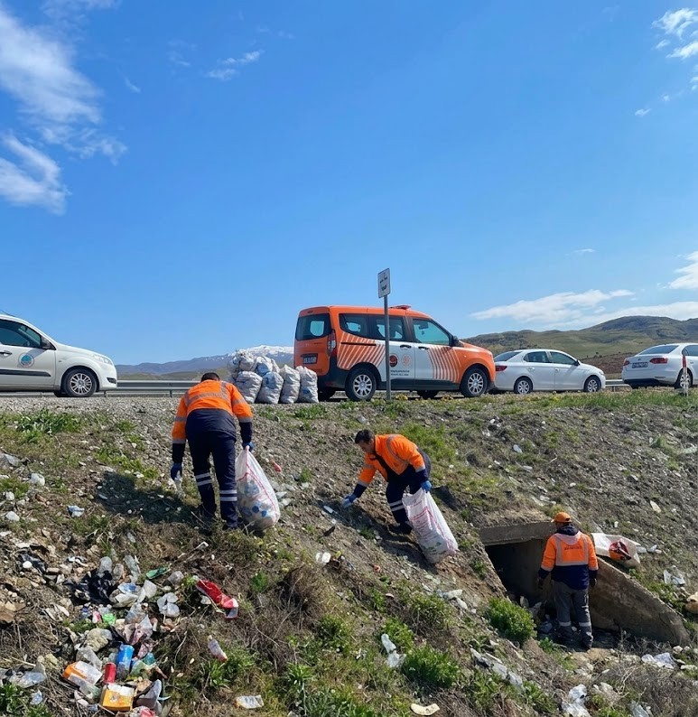Yozgat Yollarında Çöp Alarmı: Karayolları Harekete Geçti
