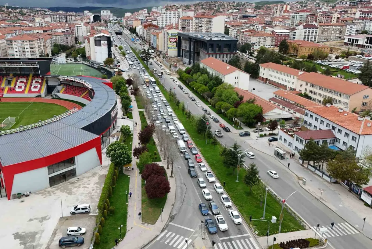 Yozgat’ta Bayram Trafiği Başladı!  E-88’de Araç Kuyrukları Oluştu