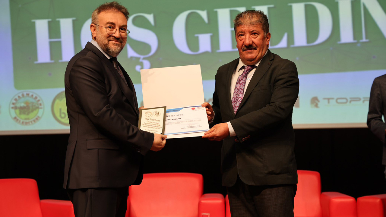 Yozgat Bozok Üniversitesi’nden Ticaret Borsası Başkanı Mehmet Erkekli’ye Plaket