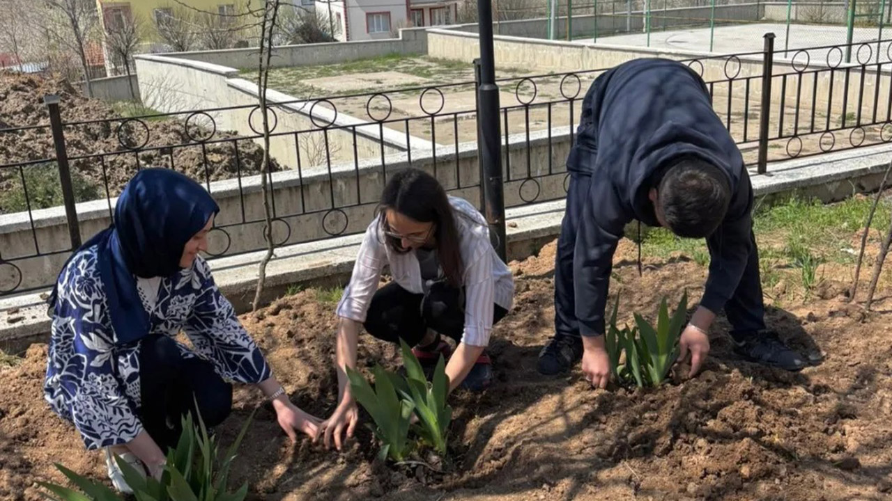 Akdağmadeni Huzurevi Baharı Çiçeklerle Karşıladı