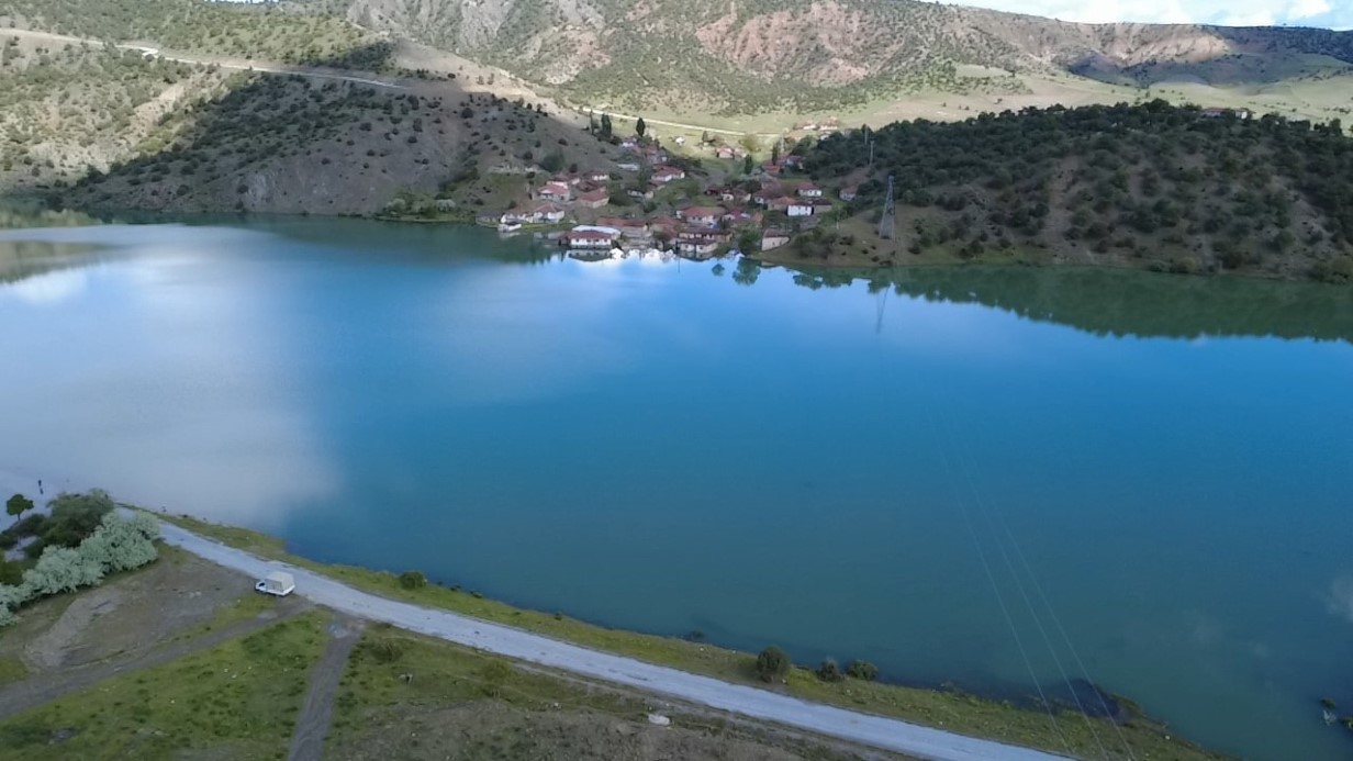 Yozgat’ta Köy Yolu Sular Altında Kaldı! Vatandaşlar Kayıkla Geçti