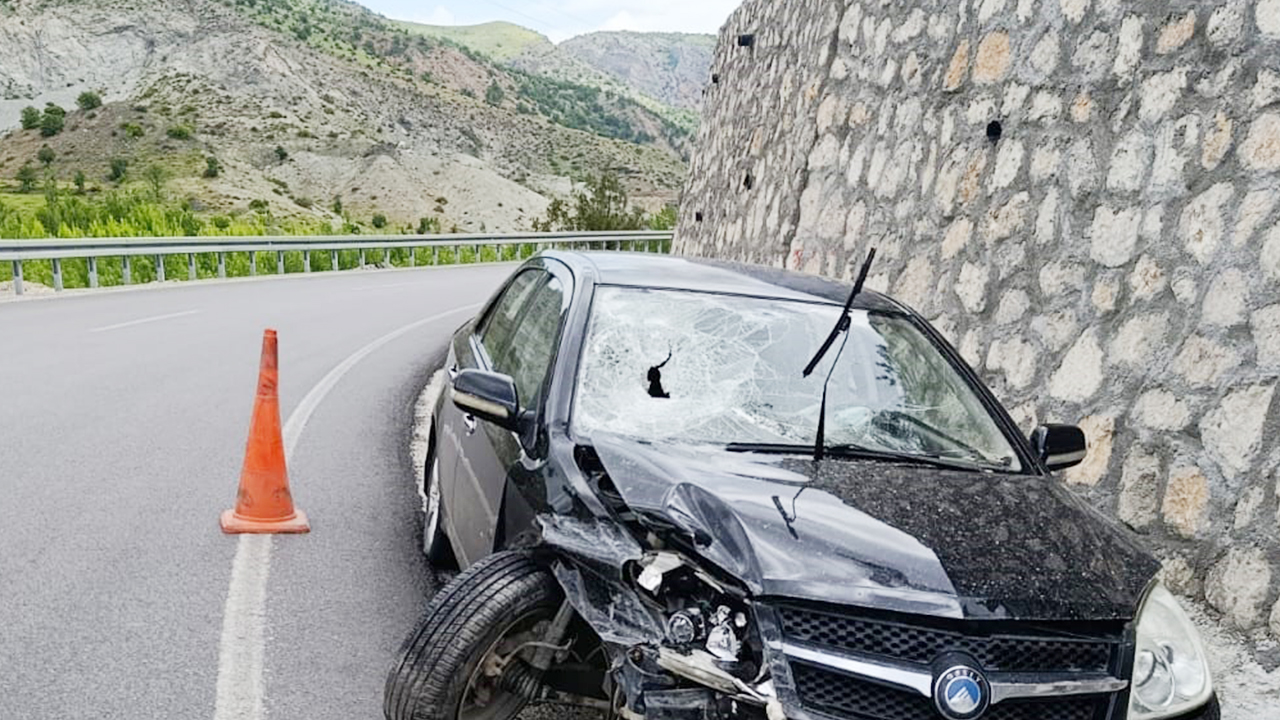 Kontrolden çıkan araç bariyerlere çarptı: 1 yaralı