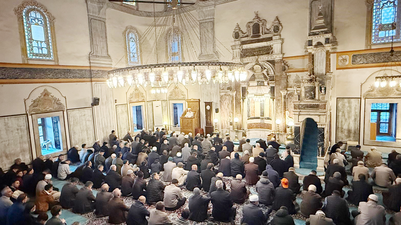 Yozgat’ta Bayram Coşkusu Çapanoğlu Camii’ne Taştı: Vatandaşlar Bayram Namazında Buluştu
