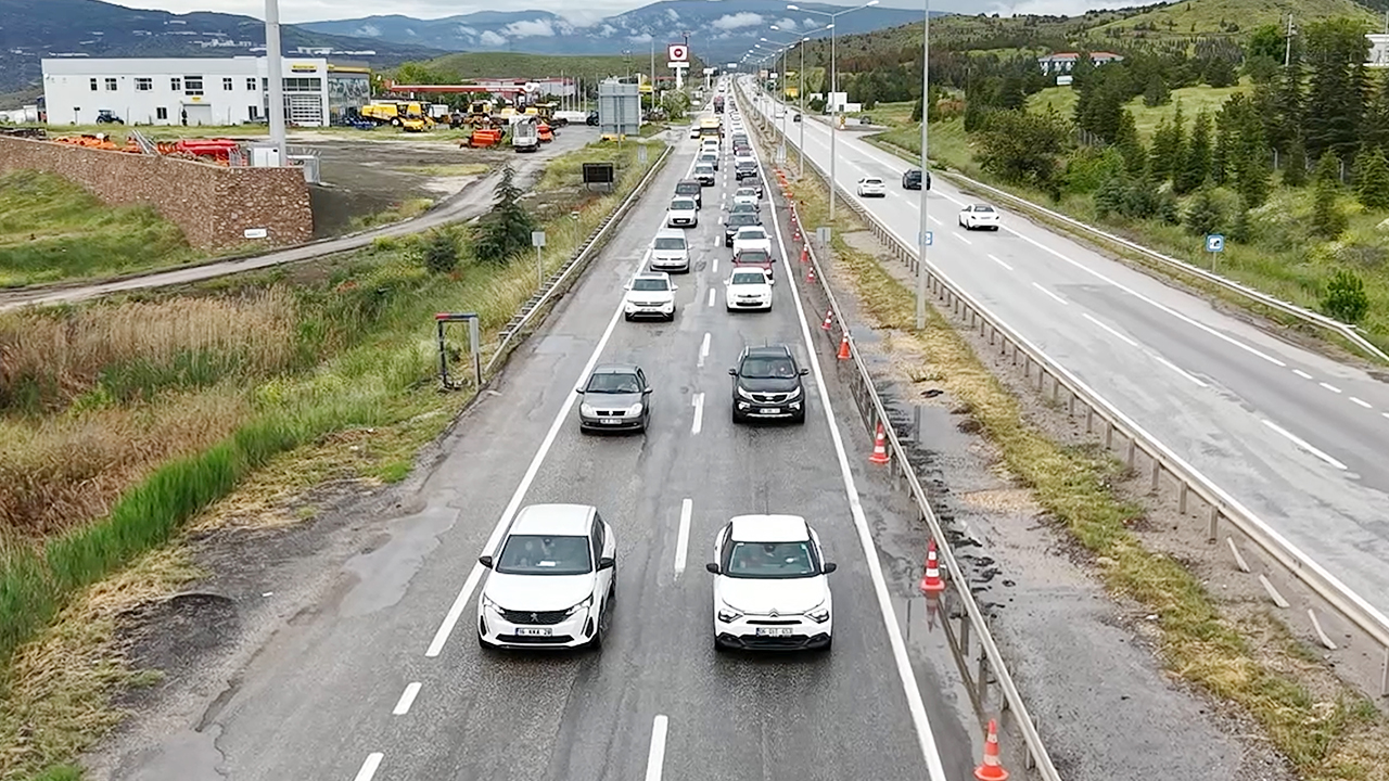 Bayram Tatili Başladı: 43 İlin Geçiş Noktası Kırıkkale'de Trafik Yoğunluğu Arttı