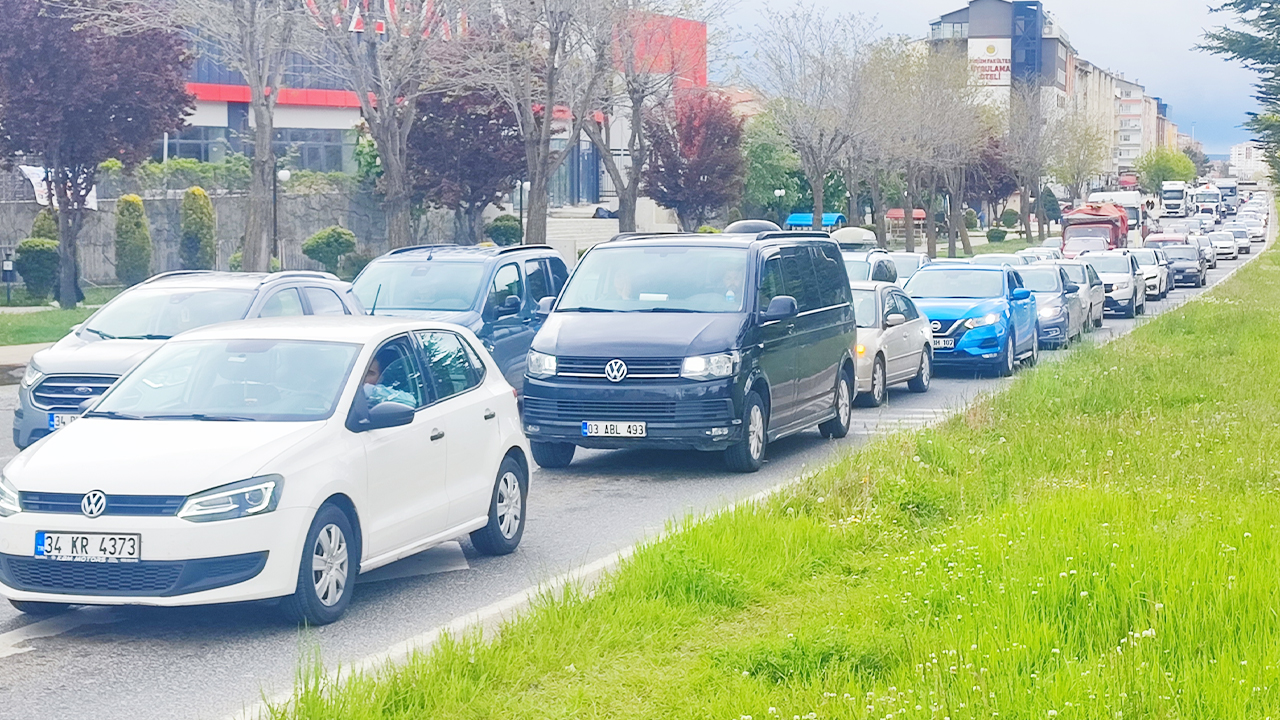 Yozgat E-88 Karayolunda Bayram Yoğunluğu Havadan Görüntülendi: Trafik Akışı Kontrollü Sağlanıyor