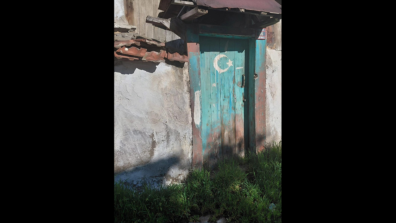 Yozgat’ın Yeşil Kapılı Evi: Anadolu Sokaklarında Zamana Direnen Sessiz Bir Hikâye