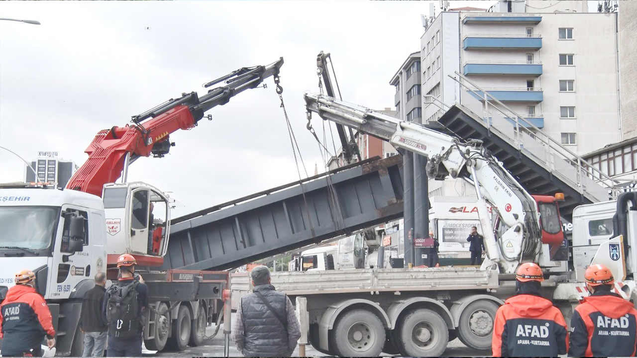 Ankara’da Feci Kaza: Damperi Açık Kamyon Üst Geçidi Yıktı!
