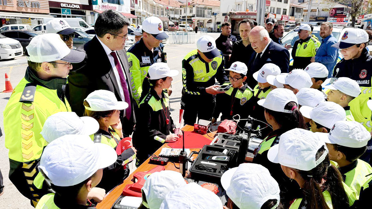 Akdağmadeni’nde Trafik ve İlk Yardım Haftası Etkinliği: Öğrencilere Farkındalık Eğitimi