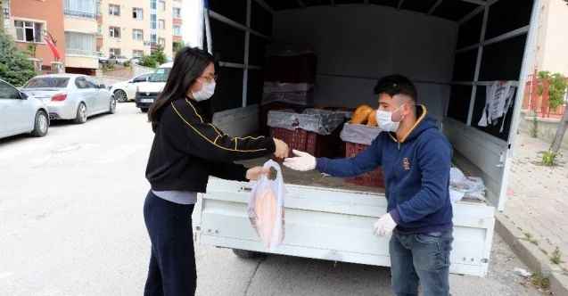 Sokağa çıkamayan vatandaşlara ‘mobil ekmek aracı’ ile ekmek satılıyor