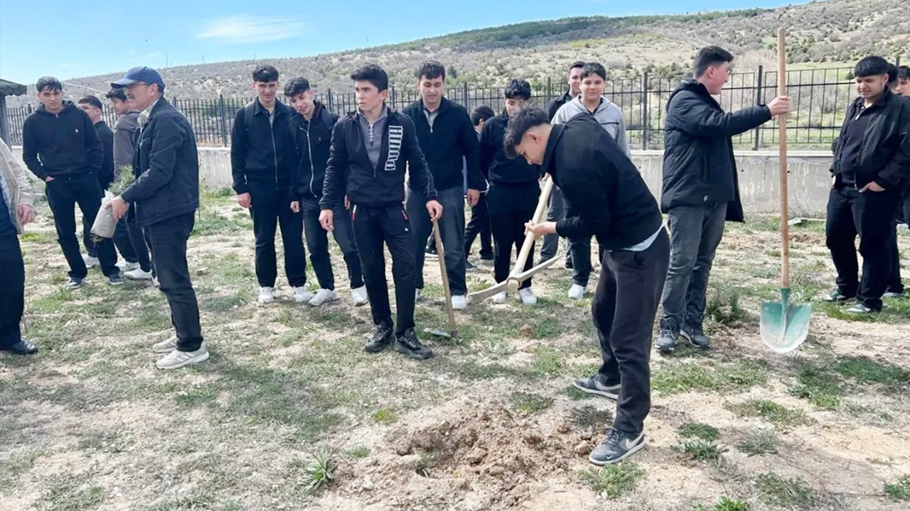 Akdağmadeni Kazım Karabekir Fen Lisesi’nde “Bir Fidan, Bin Umut” Etkinliği