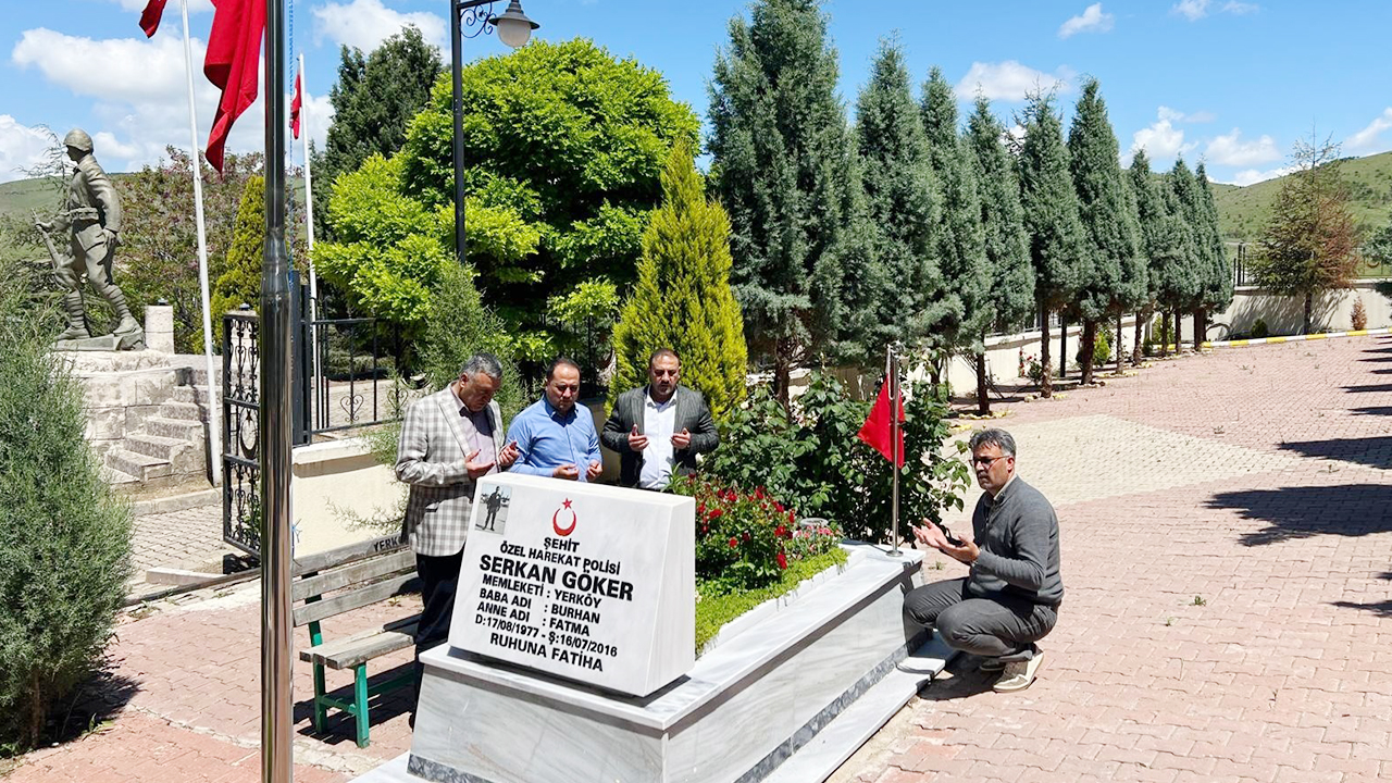 Çiçekdağı Belediye Başkanı Hakanoğlu’ndan Arefe Günü Anlamlı Kabir Ziyareti