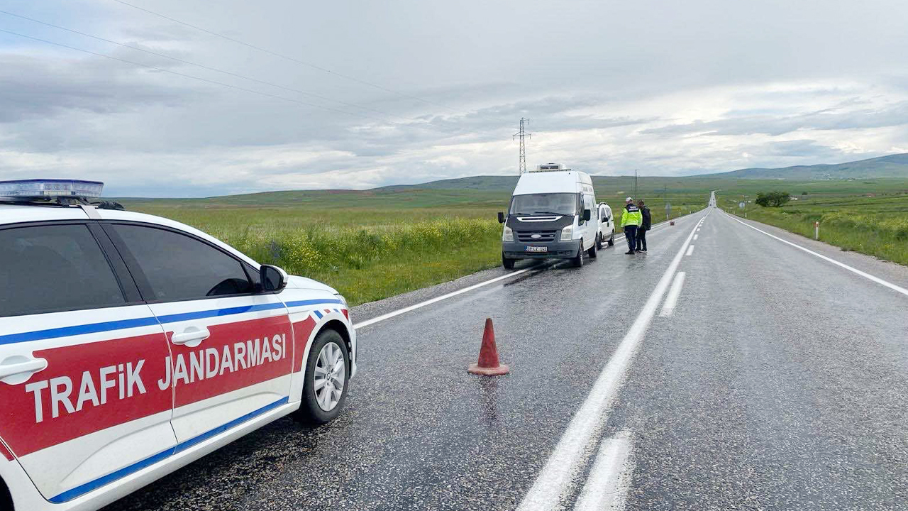 Yozgat’ta Jandarmadan Örnek Müdahale: Yolda Kalan Vatandaşın Lastiği Trafik Ekiplerince Tamir Ettirildi