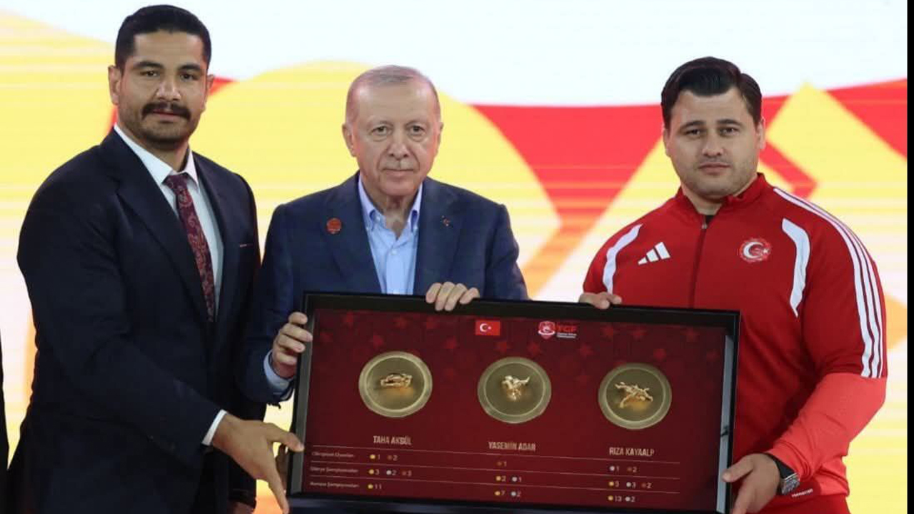 Türk Güreşinde Tarihi Buluşma: Şampiyonlar Erdoğan ile buluştu