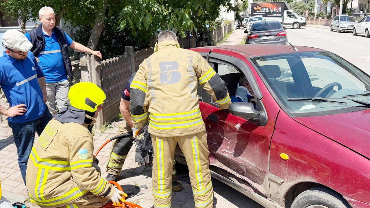 Araçta sıkışan 3 yaralıyı itfaiye kurtardı