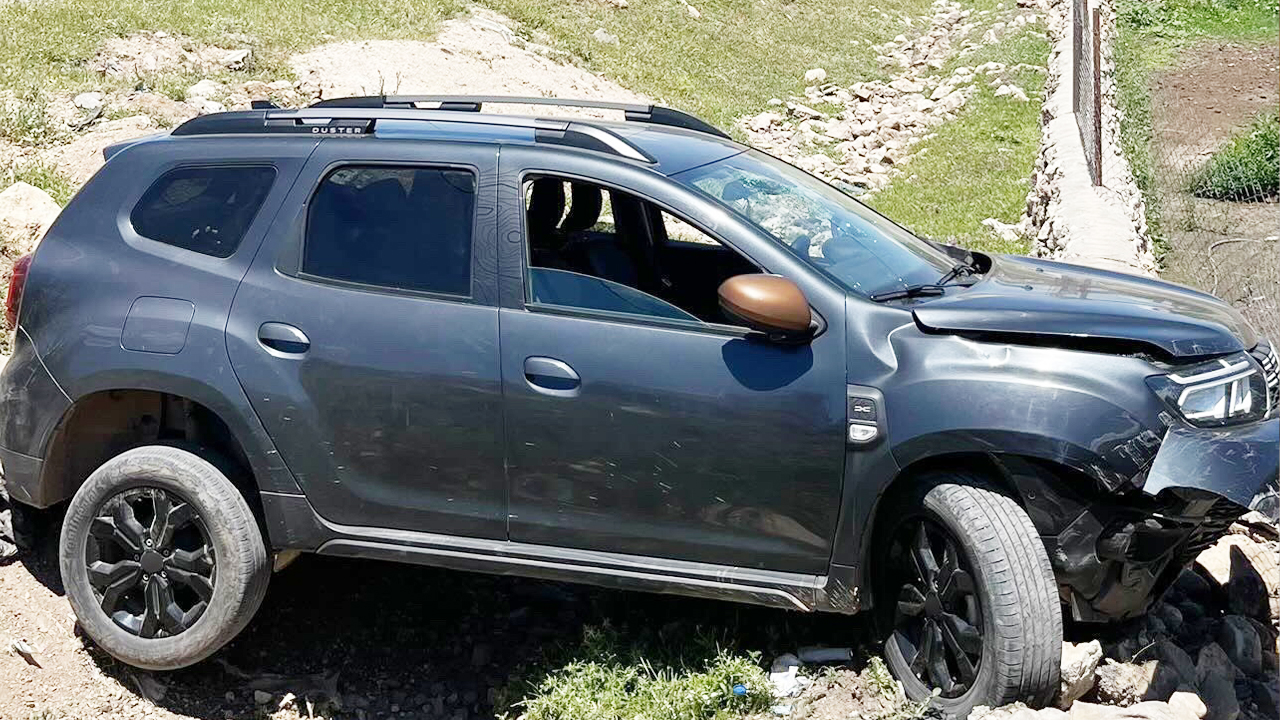 Kontrolden çıkan otomobil yol kenarına savruldu: 2 yaralı