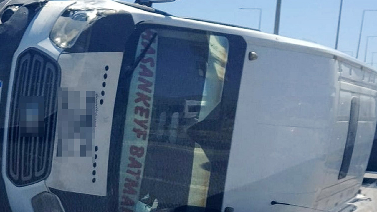 Minibüs ile Otomobil Çarpıştı, 5 Kişi Yaralandı