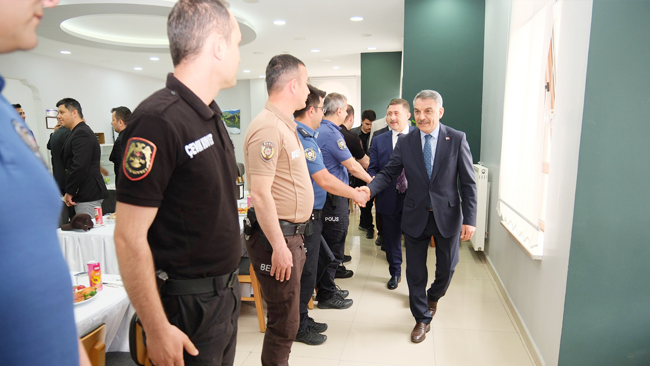Yozgat Protokolü Emniyet Mensuplarıyla Bayramlaştı: Huzurumuz İçin Fedakarca Çalışıyorlar
