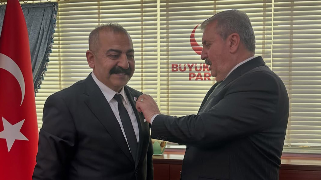 Oyuncu Ömer Kurt Siyasete Girdi: BBP’ye Katıldı Rozeti Mustafa Destici Taktı