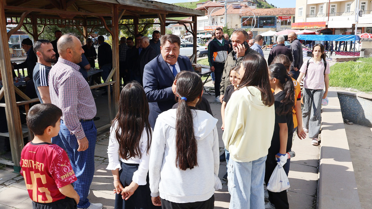 Saraykent’te Bayram Coşkusu: Protokol Vatandaşlarla Cumhuriyet Meydanı’nda Buluştu