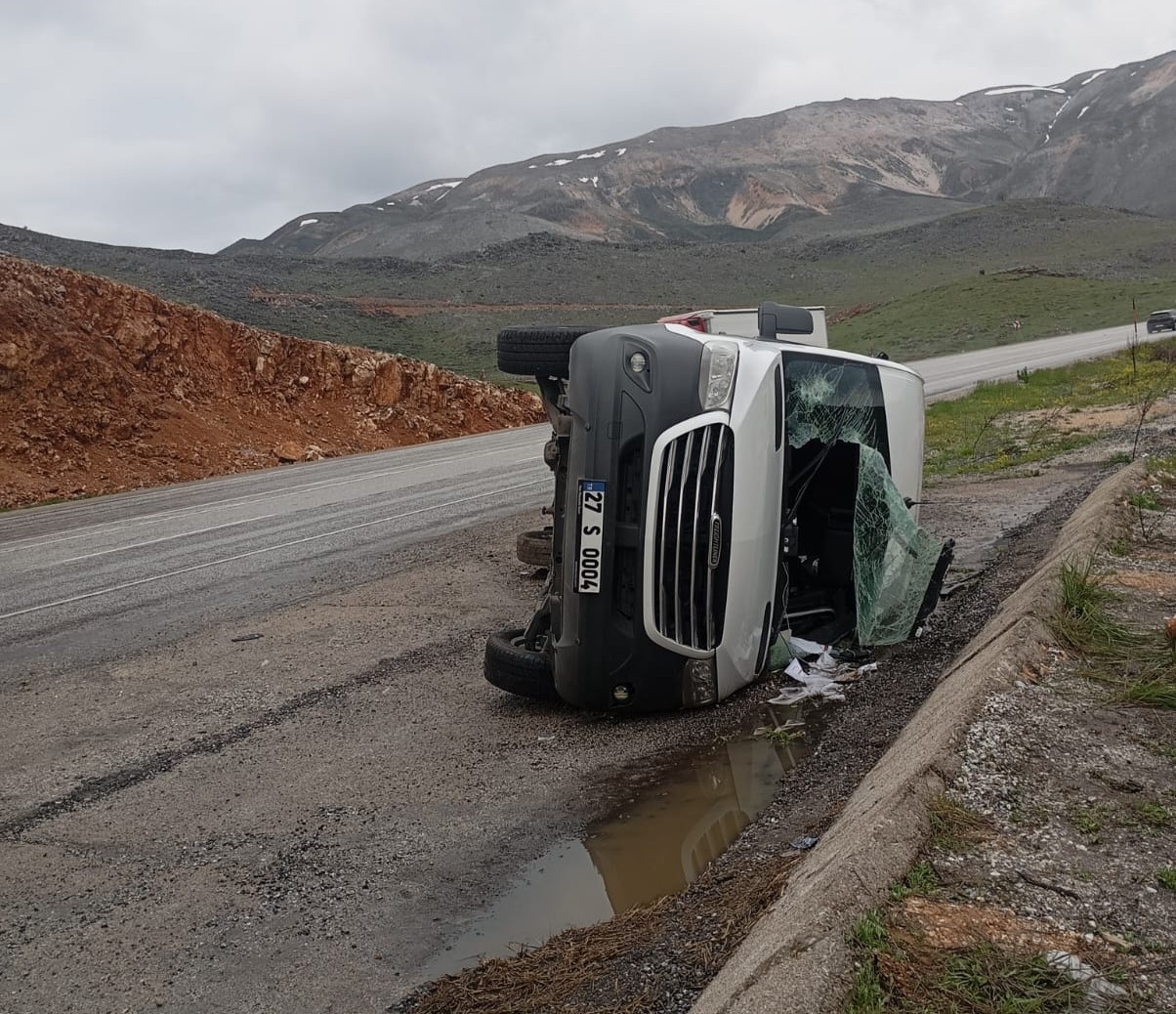 Yozgat'a taziyeye geliyorlardı: Yağışla birlikte araç devrildi