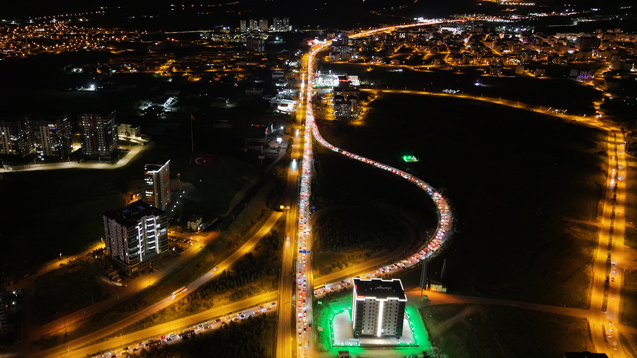Bayram Dönüşü Kırıkkale Alarm Verdi: 43 İlin Geçiş Noktasında Kilometrelerce Araç Kuyruğu Oluştu