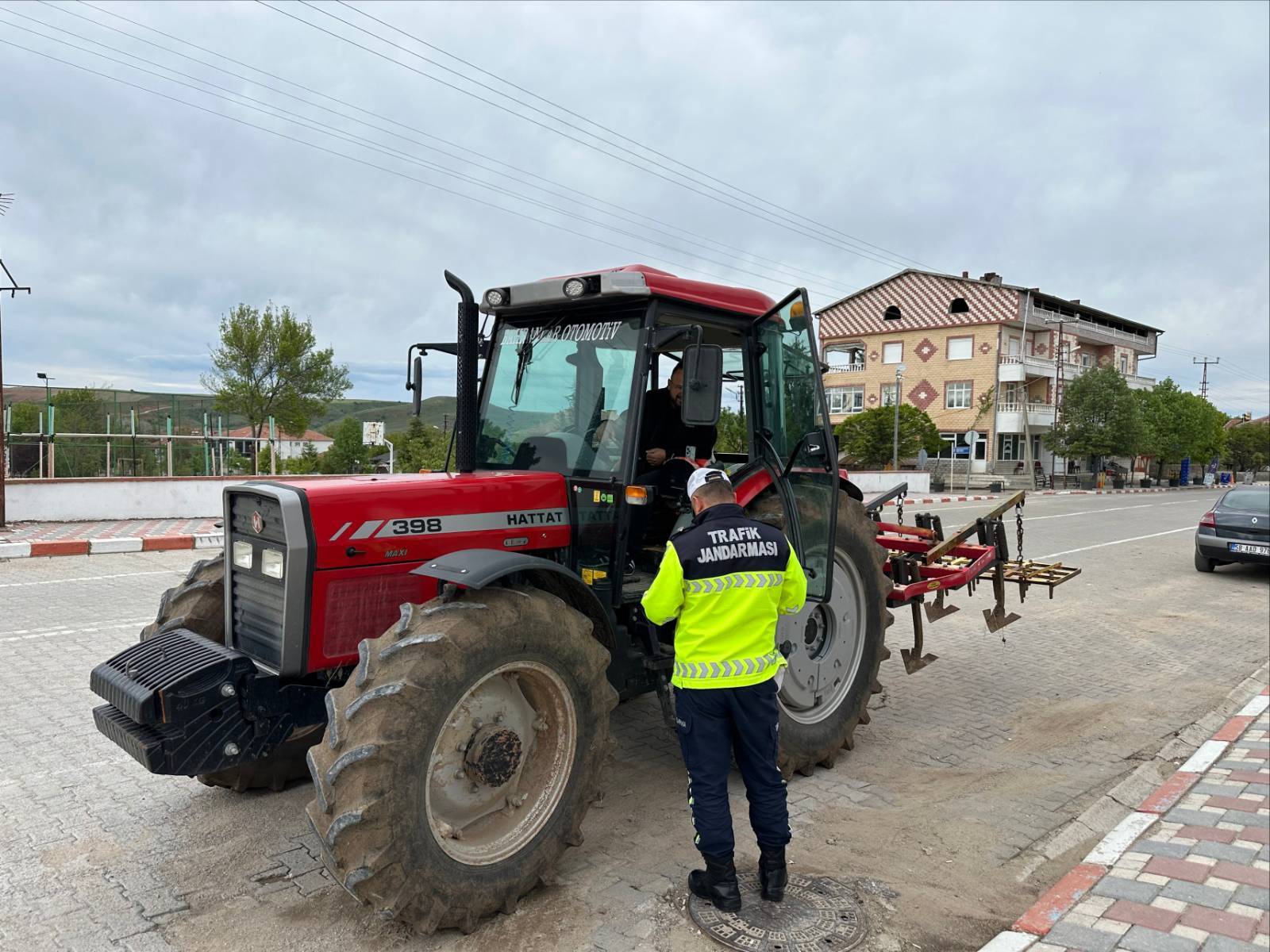 Yozgat’ta Traktörlere Jandarma Denetimi: ROPS ve Trafik Güvenliği Uyarısı Yapıldı