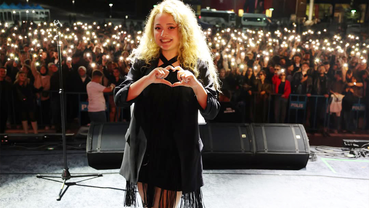 Yozgat Bozok Üniversitesi’nde Mezuniyet Coşkusu: Pınar Süer’den Unutulmaz Konser