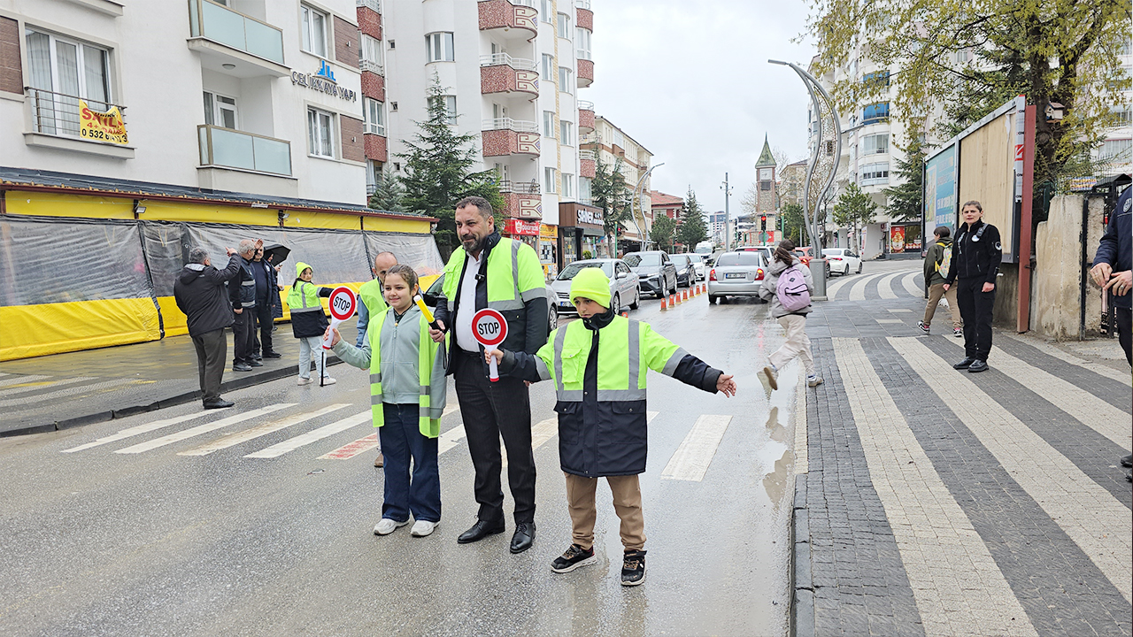 Sorgun’da Trafik Bilinci Eğitimi: Çocuklar Yaya Geçidinde Uygulamalı Öğrendi