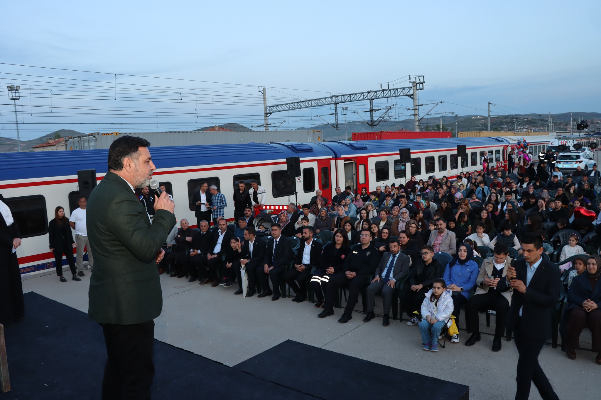 Yozgat Yerköy'e trenle geldiler: Çocuklar izlemek için sıra bekledi