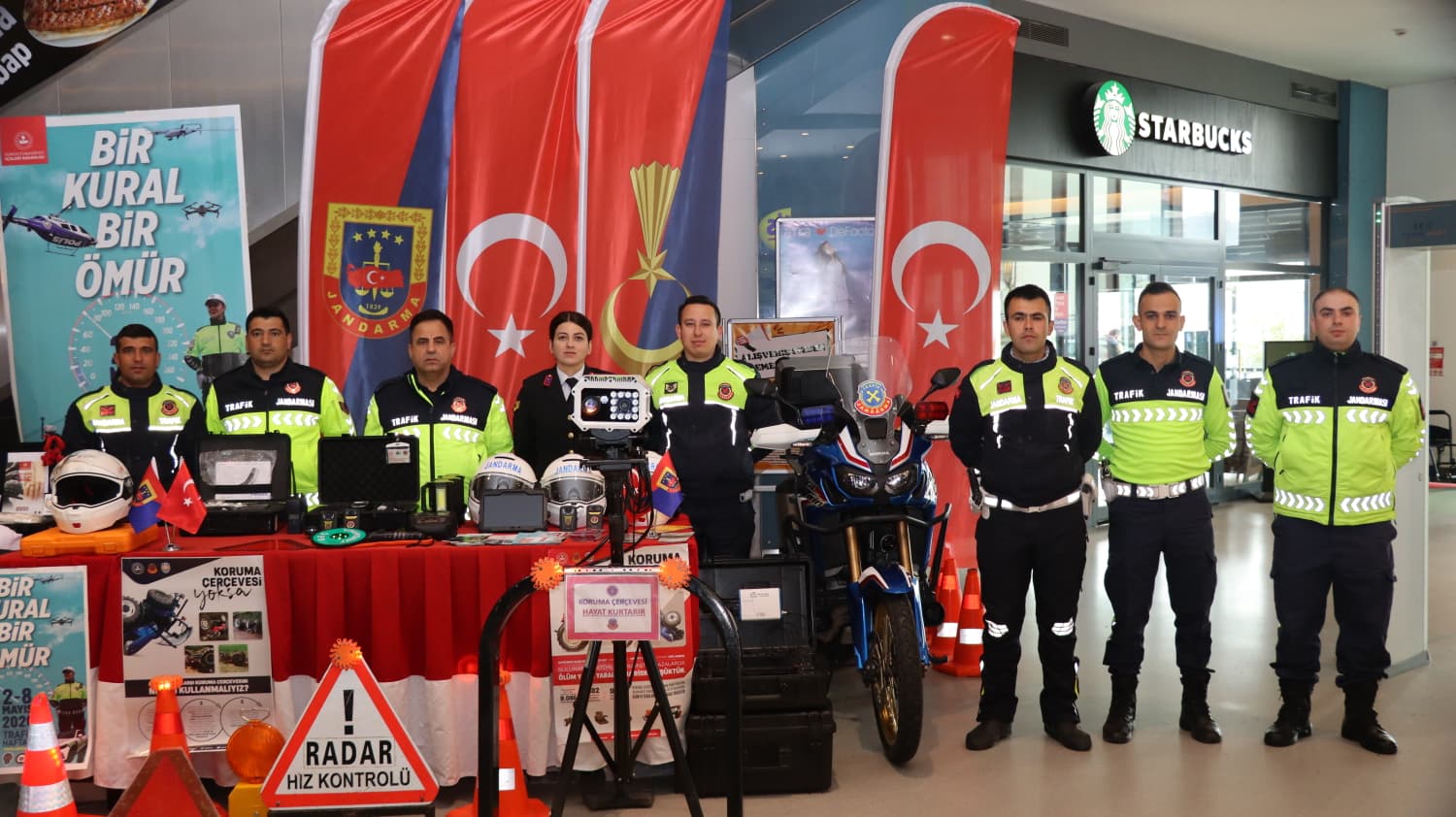 Yozgat’ta Trafik Haftası Etkinliği: AVM’de Vatandaşlara Bilgilendirme Yapıldı