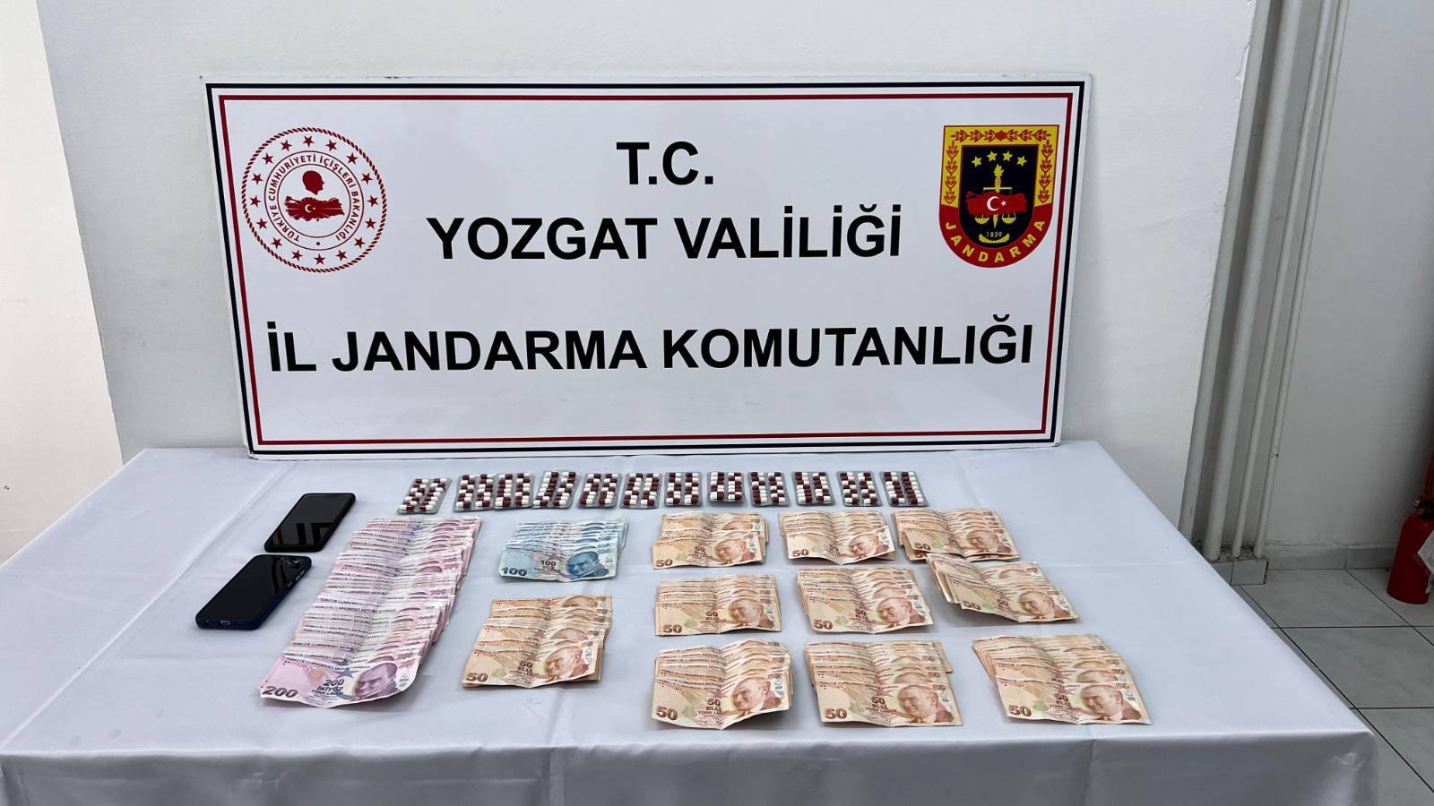Yozgat’ta Jandarmadan Narkotik Operasyonu: Araçta Sentetik Ecza ve Nakit Para Ele Geçirildi