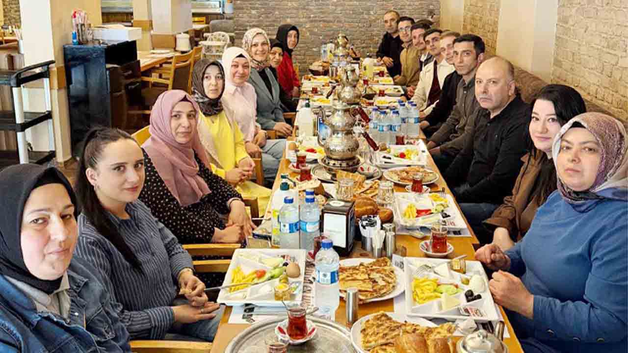 Yozgat Gimat Marketlerinde motivasyon buluşması: kahvaltıda bir araya geldiler