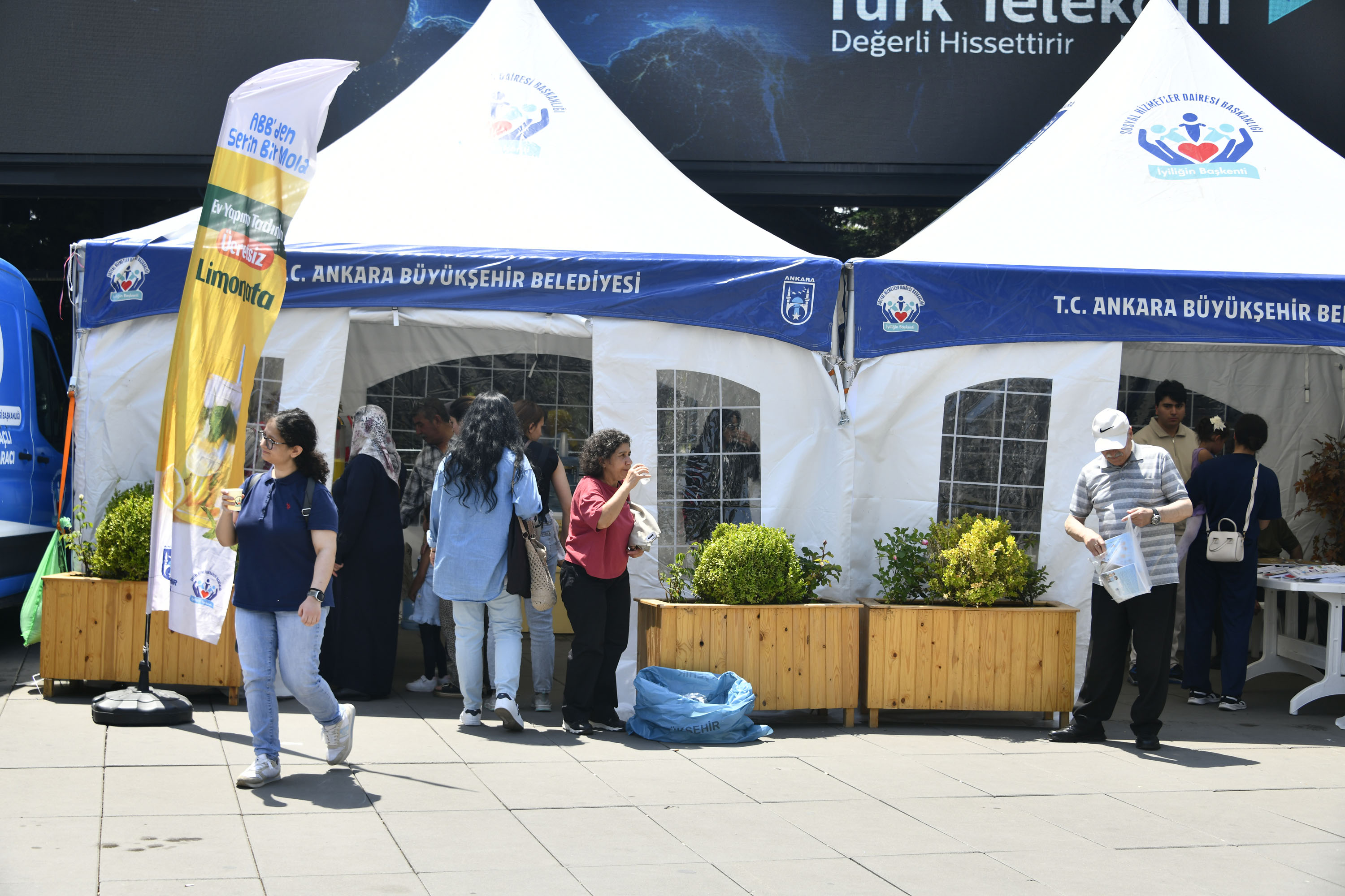 ABB'den serinleten hizmet: Limonota ve soğuk su ikram ediyor
