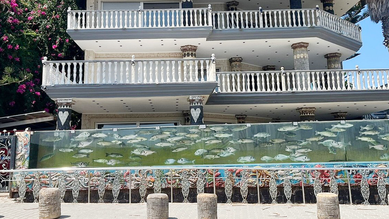 Yozgatlı İş İnsanı Evinin Duvarını Yıktı: Dev Akvaryum Tasarımı Sosyal Medyada Gündem Oldu