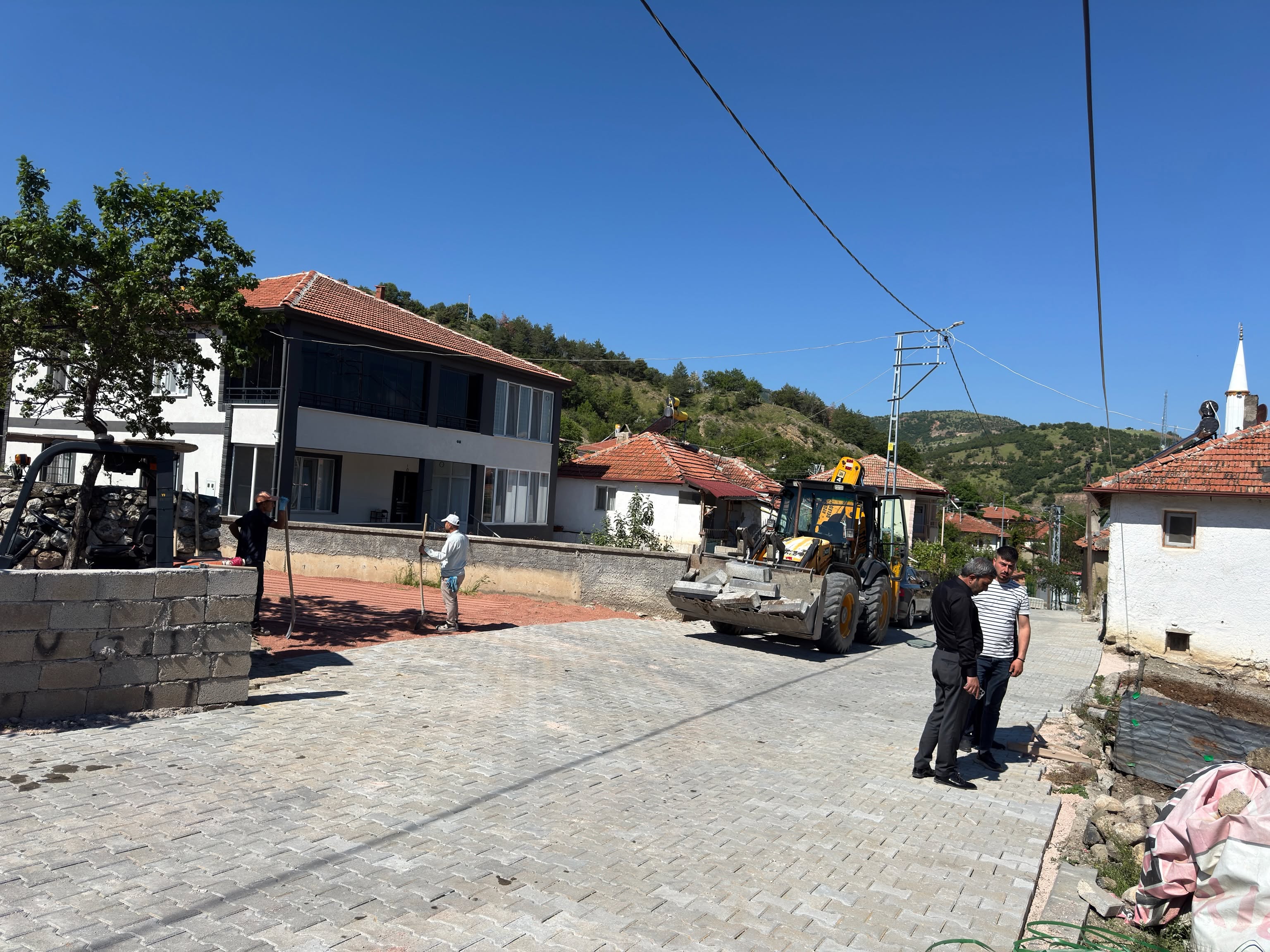 Aydıncık’ta Altyapı ve Yol Seferberliği: Kilit Parke ve İçme Suyu Çalışmaları Sürüyor
