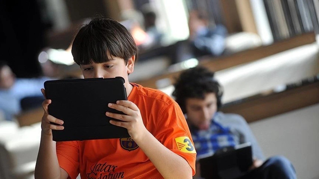Azerbaycan’da Çocukların Dijital Ekran Kullanımı Artıyor: 10-17 Yaş Grubunda Akıllı Telefon Kullanımı Yüzde 89’a Ulaştı