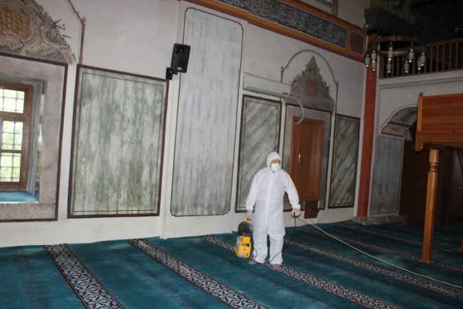 Çapanoğlu Camii’ne ilaçlama